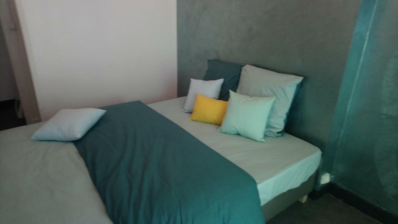 Agreable Appartement Proche Gare Либорн Екстериор снимка